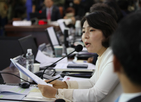 질의하는 전희경 의원   자유한국당 전희경 의원이 10일 서울대학교에서 열린 국회 교육위원회 국정감사에서 질의하고 있다.    연합뉴스